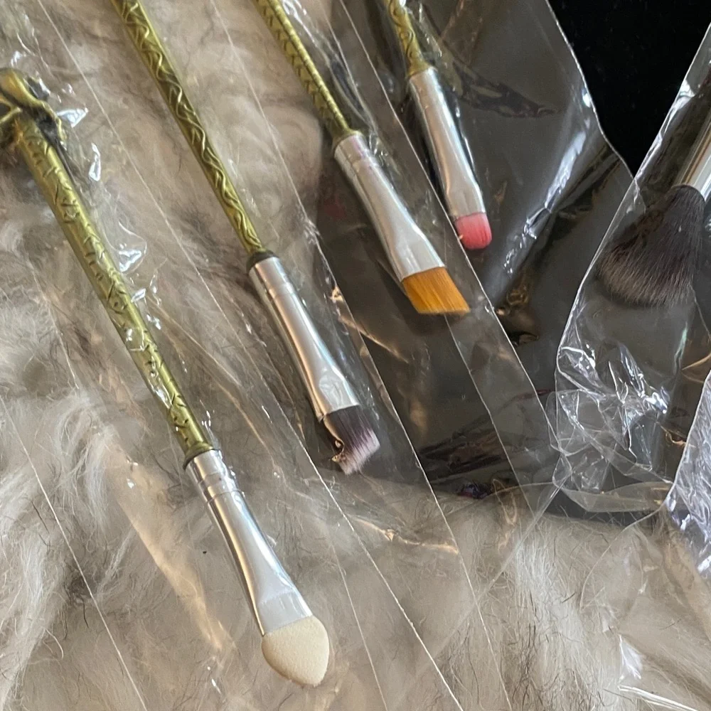 NEW Ornate 8 Makeup Brush Set with Gold Handles